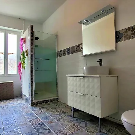 Renovated And Air-conditioned 2-bedroom With Terrace Apartmán