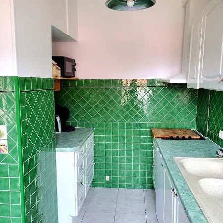 Apartmán Renovated And Air-conditioned 2-bedroom With Terrace *