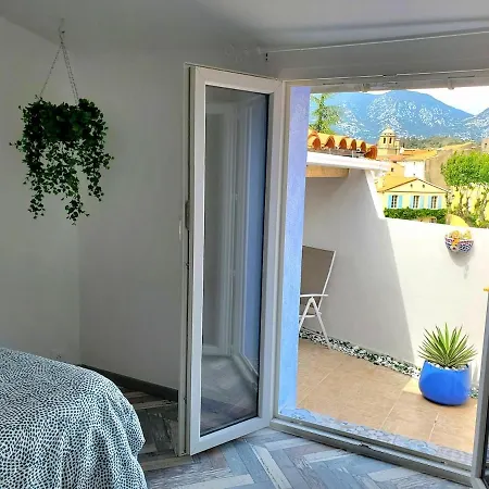 Renovated And Air-conditioned 2-bedroom With Terrace Apartmán *