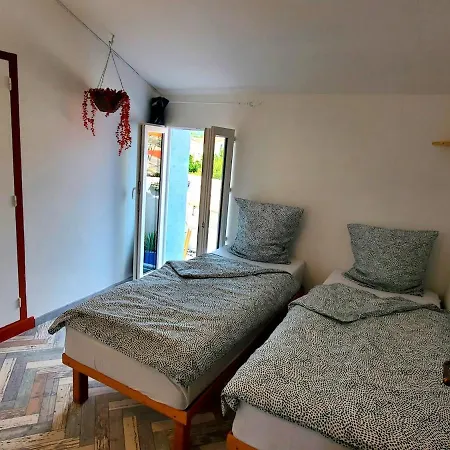Renovated And Air-conditioned 2-bedroom With Terrace