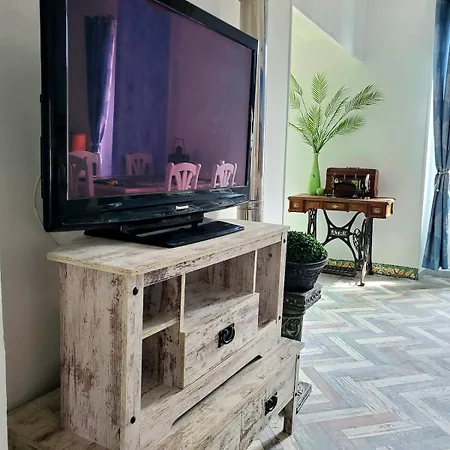 Renovated And Air-conditioned 2-bedroom With Terrace Apartmán