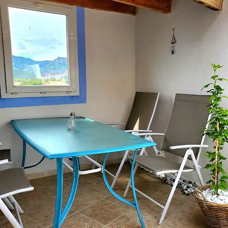 Renovated And Air-conditioned 2-bedroom With Terrace