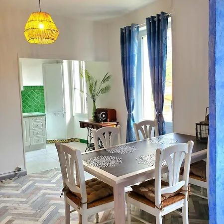Apartmán Renovated And Air-conditioned 2-bedroom With Terrace