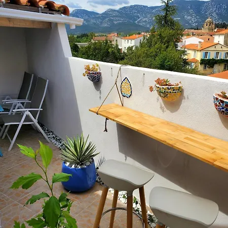Renovated And Air-conditioned 2-bedroom With Terrace *