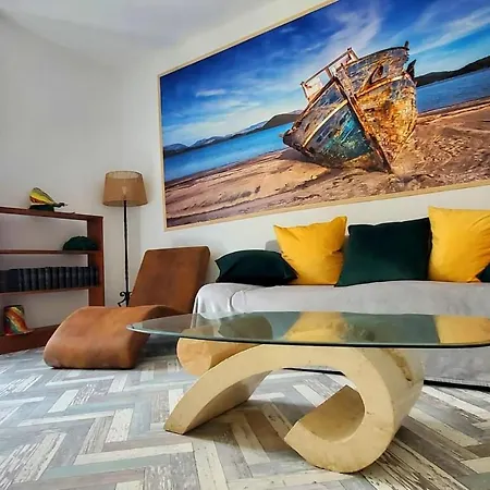 Apartmán Renovated And Air-conditioned 2-bedroom With Terrace *