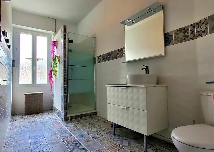 Renovated And Air-conditioned 2-bedroom With Terrace Apartmán