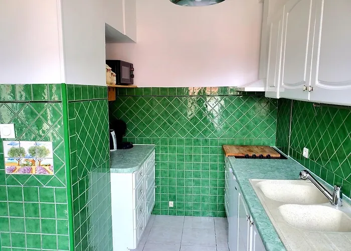 Apartman Renovated And Air-conditioned 2-bedroom With Terrace *