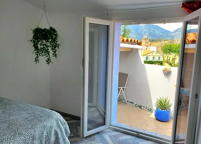 Renovated And Air-conditioned 2-bedroom With Terrace Apartman *