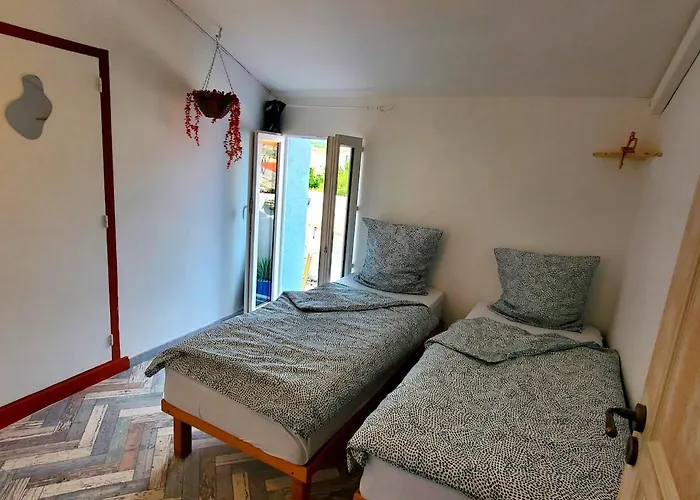 Renovated And Air-conditioned 2-bedroom With Terrace