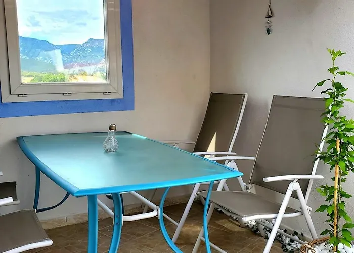 Renovated And Air-conditioned 2-bedroom With Terrace