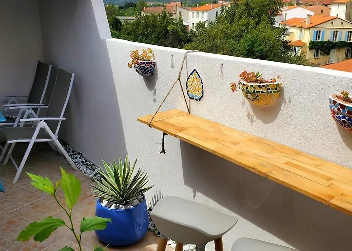 Renovated And Air-conditioned 2-bedroom With Terrace *
